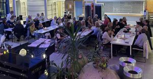 Basar og mykje folk i kantina på Bømlo vgs