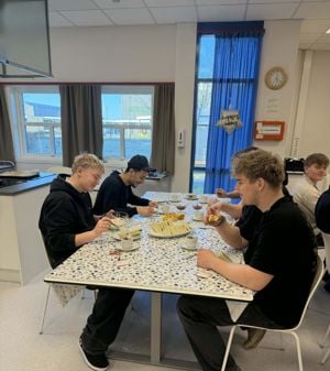 Elevar som arrangerer afternoon tea