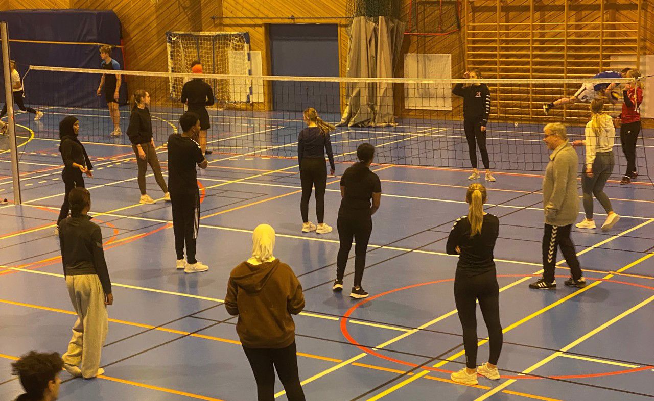 Volleyballkamp mellom vg2 helsearbeidar mot vg3 studspes