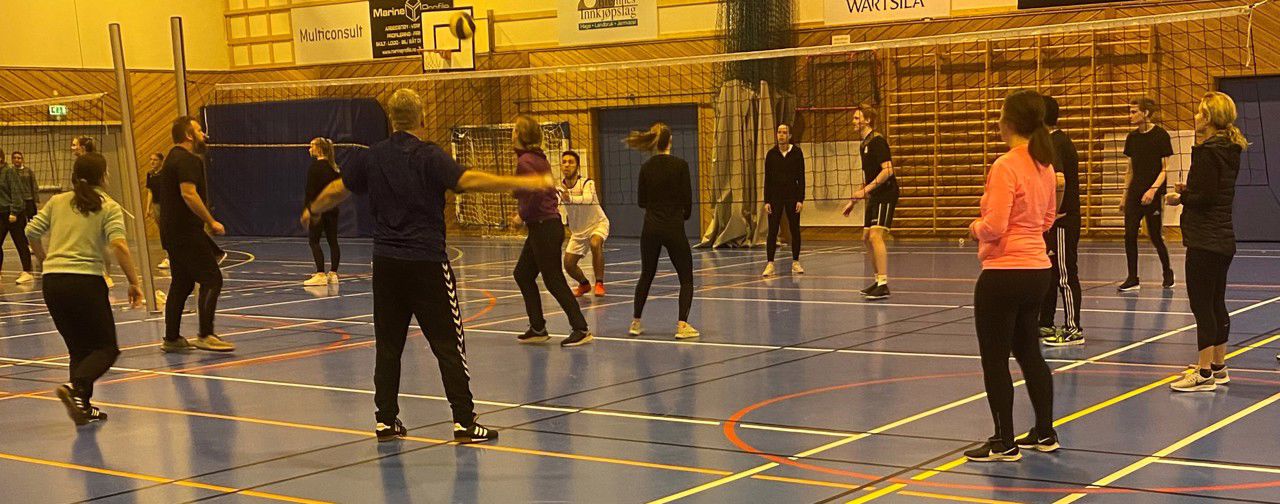 Volleyballkamp mellom lærarlaget og vg2 studspes