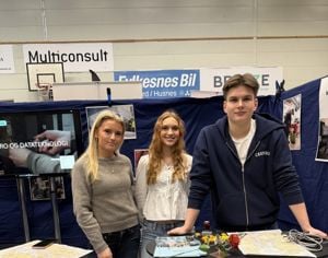 Elevar frå vg2 maritime fag på utdanningsmessa